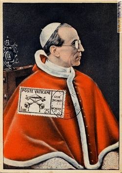 Il cordoglio per Pio XII: una cartolina con il suo ritratto trasformata in maximum; riporta il 25 lire della «Sede vacante» uscita il 21 ottobre del 1958