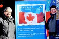 Il presidente e direttore generale di Postes, Deepak Chopra (a sinistra) ed il governatore generale del Canada, David Johnston