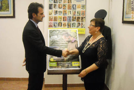 Il responsabile per la filatelia di Poste italiane, Pietro La Bruna, si complimenta con la vincitrice del viaggio a Berlino, Nadia Fantini