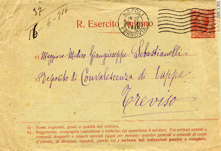 Già il 27 maggio 1915 fu realizzata la busta postale a tariffa ridotta, 10 centesimi in luogo di 15. Le cartoline in esenzione debuttarono tre giorni dopo 