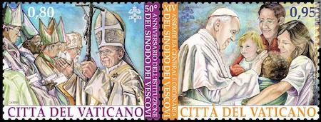 I due francobolli richiamano il 1965 con Paolo VI ed il 2015 con Francesco
