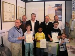 I bambini premiati ripresi con il presidente della giuria Augusto Ferrara, il ministro Carlo Giovanardi e, in rappresentanza degli sponsor, Paolo Vaccari (Vaccari srl) e Renato Cacciapuoti (“Cronaca filatelica”)