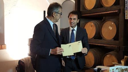 Insieme, questa mattina: il presidente della Giordano vini Mario Resca ed il responsabile per la filatelia di Poste italiane Pietro La Bruna