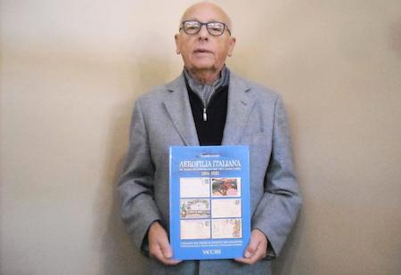 L’autore, Fiorenzo Longhi, con in mano il suo ultimo lavoro
