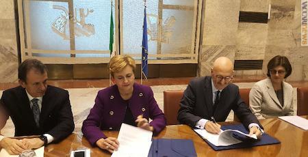 Il momento della firma. Al centro, la ministro allo Sviluppo economico Federica Guidi e l’amministratore delegato di Poste italiane Francesco Caio