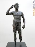 La “Statue of a victorious youth”, come la definisce il Paul Getty museum