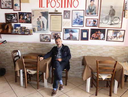 Dove poteva farsi fotografare Angelo Ferracuti? A Procida (Napoli) presso il bar del film “Il postino”