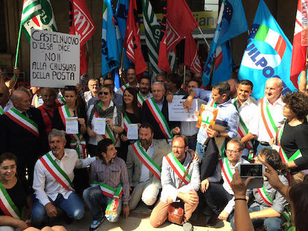 L’attenzione sulla Toscana: una delle proteste che hanno coinvolto i sindaci