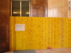Partiti i lavori per creare anche a Milano il «negozio filatelico»; nella foto l’area dove sorgerà, all’interno del palazzo di via Cordusio 4, ed il cartello previsto dalla legge