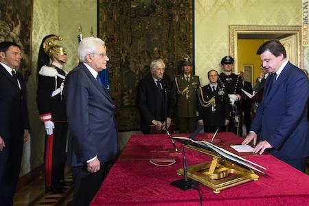 La cerimonia: il presidente del Consiglio Matteo Renzi, della Repubblica Sergio Mattarella ed il neo ministro Carlo Calenda (foto: Quirinale)