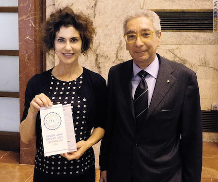 Testimonial: la presidente di Poste, Luisa Todini, con in mano l’opuscolo dell’Anpf, ed il presidente del sodalizio, Sebastiano Cilio