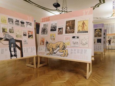 La mostra è organizzata in una serie di pannelli dove le illustrazioni originali sono state riprodotte ed affiancate in un percorso temporale che va dal 1914 al 1918