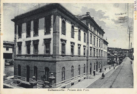 L’edificio in cartolina: un tempo ospitava le Poste centrali di Caltanissetta (archivio Riccardo Braschi)