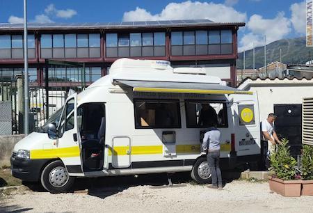 Il furgone posizionato ad Amatrice (Rieti) davanti alla tendopoli