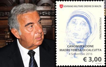 Il direttore delle Poste melitensi, Marcello Baldini, ed il francobollo per madre Teresa di Calcutta che impiega un suo disegno