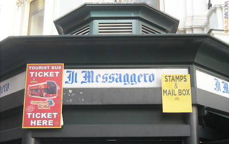 Un’edicola di Roma che utilizza una pubblicità della Gps con la parola “stamp”