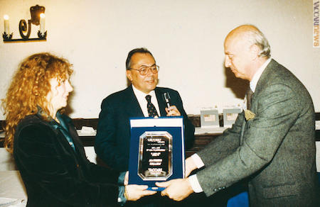 Nel 1998, Valeria e Paolo Vaccari premiano Maurizio Tecardi 