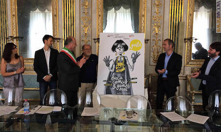 …riprende il soggetto del manifesto, nella foto svelato dal sindaco di Lucca, Alessandro Tambellini