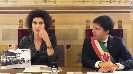 La presidente di Poste italiane, Laura Todini, con la scatto riguardante il padre. A destra, il sindaco di Firenze, Dario Nardella (foto: Carla Ceccarelli)