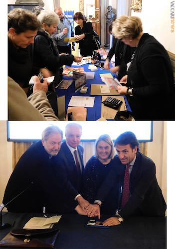 L’emissione e il momento dell’annullo al congresso (da sinistra, il segretario del Comitato Firenze 2016 Giorgio Valentini Federici, il presidente dell’Osservatorio ximeniano Mario Calamia, la consigliera comunale Francesca Paolieri, il responsabile per la filatelia di Poste Pietro La Bruna)