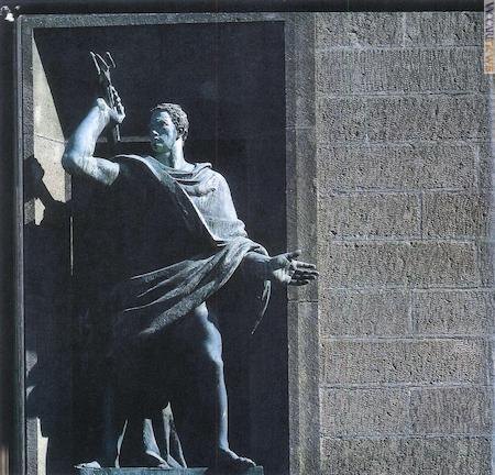 La statua del Telegrafo presente sul palazzo delle Poste di Viterbo. Non si conosceva con certezza nemmeno l’autore, emerso nell’ambito del progetto: è lo scultore Emanuele Manasse