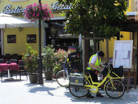 Anche in Friuli-Venezia Giulia (nella foto una portalettere a Grado) si rivede il servizio