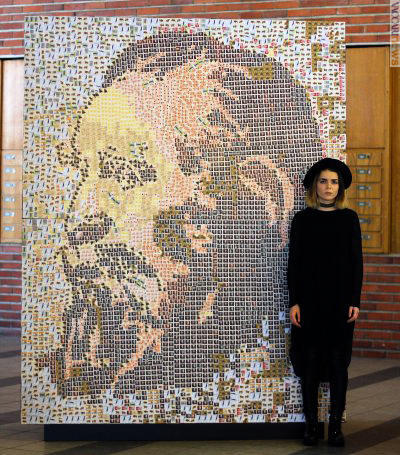 Jolita Vaitkute ed il suo lavoro, realizzato con oltre diecimila cartevalori postali