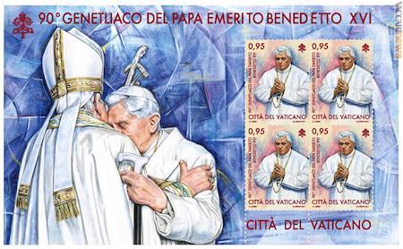 Il minifoglio pone Benedetto XVI nel francobollo ed il suo abbraccio con Francesco sul bordo