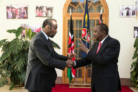 Il direttore generale dell’Upu, Bishar Hussein (a sinistra), insieme al presidente del Kenya, Uhuru Kenyatta