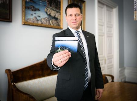 Il primo ministro estone, Jüri Ratas, con una delle cartoline (foto: Cancelleria di stato)