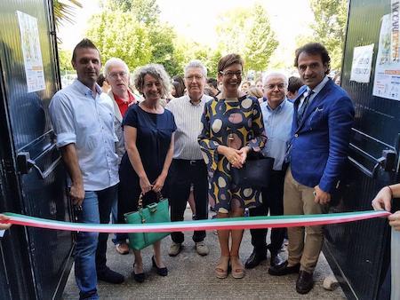 All’inaugurazione di ieri non è mancato il responsabile per l’area territoriale Nord-Est di Poste italiane, Pietro La Bruna (a destra) 