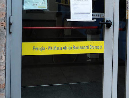 Il dettaglio all’ingresso dell’ufficio postale (foto “Perugia today”)