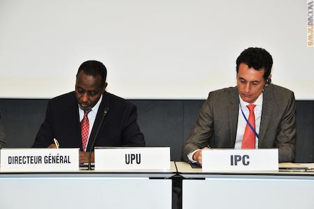 La firma dell’accordo: da sinistra, il direttore generale dell’Upu Bishar Hussein e l’amministratore delegato dell’Ipc Holger Winklbauer (foto: Upu)