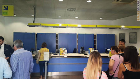 …ed uno sguardo all’interno dell’ufficio postale di Norcia (Perugia), riaperto nella sua sede dopo il terremoto