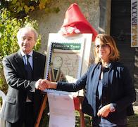 Il sindaco, Gianfranco Lazzarini, e la rappresentante di Poste, Maria Teresa Lillio