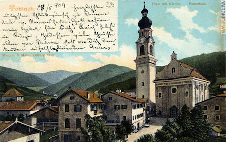 Una cartolina della piazza in epoca austroungarica; l’albergo precedente al Post è sulla sinistra della chiesa
