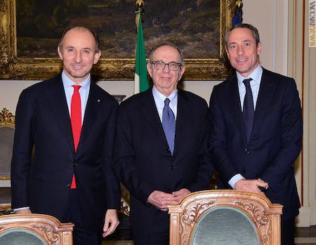 Alla firma: gli amministratori delegati di Cassa depositi e prestiti, Fabio Gallia, e Poste italiane, Matteo Del Fante. Al centro, il ministro ad Economia e finanze, Pier Carlo Padoan