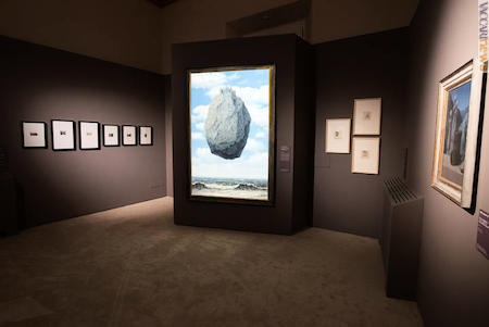 Tra le opere esposte, “Le château des Pyrenées” di René Magritte (© Siae 2017), presente al centro della foto; proviene dall’Israel museum di Gerusalemme. Venne citato in un francobollo belga del 7 marzo 1998