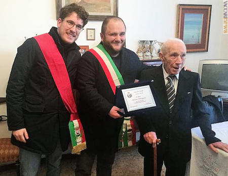 Da sinistra, il presidente del Consiglio Andrea Giuranna, il sindaco Pippi Mellone ed il festeggiato Antonio Falangone