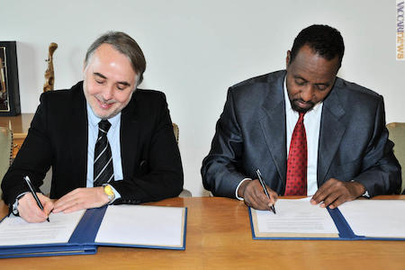Alla firma: il segretario generale dell’Otif François Davenne e il direttore generale dell’Upu Bishar Hussein (foto: Upu)