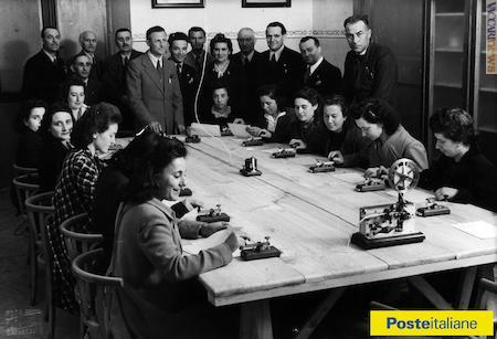 …e ieri (Ascoli Piceno, 1934: esercitazioni al telegrafo. Foto, Archivio storico di Poste italiane)