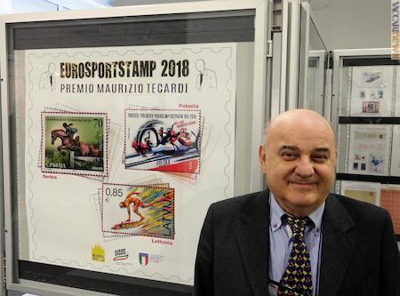 Il presidente dell’Unione italiana collezionisti olimpici e sportivi, Pierangelo Brivio, e le riproduzioni dei tre esemplari finalisti
