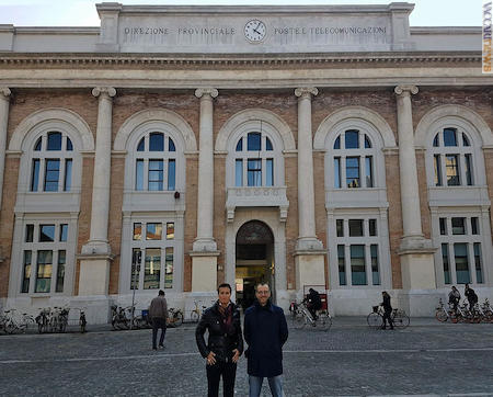Il direttore provinciale di Poste italiane Margherita Cardullo ed il sindaco Matteo Ricci davanti alla facciata principale dell’immobile 