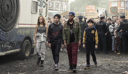 Accanto al furgone postale, alcuni dei protagonisti: Art3mis (interpretata da Olivia Cooke), Daito (Win Morisaki), Aech (Lena Waithe), Sho (Philip Zhao)