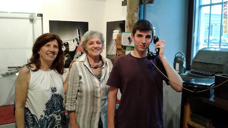 Da sinistra, la direttrice del Museo Chiara Simon, la presidente dell’associazione 6Idea Paola Urso, lo studente dell’“Alessandro Volta” Federico Bologna