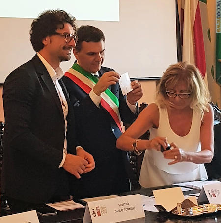 Da sinistra, il ministro ad Infrastrutture e trasporti Danilo Toninelli, il sindaco Gabriele Gallina, la referente per la filatelia di Poste italiane Antonella Foschetti