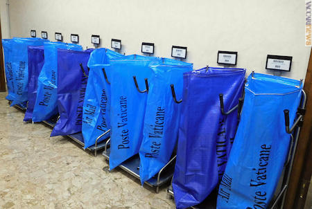 I sacchi pronti per raccogliere la corrispondenza (© copyright - Governatorato Scv - Direzione dei Musei)