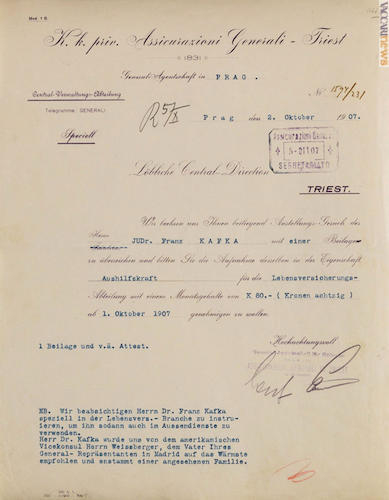 La lettera, datata 2 ottobre 1907, spedita dall’agenzia generale di Praga alla direzione centrale di Trieste per l’assunzione di Franz Kafka (entrambe le foto sono di Duccio Zennaro)