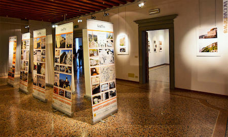 Lo scorcio della mostra, in essere a Venzone (Udine) sino al 7 ottobre