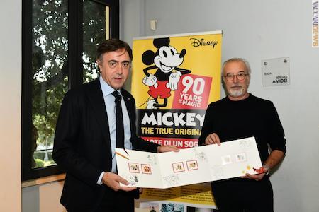 Il responsabile corporate affairs di Poste italiane Giuseppe Lasco e l’autore Giorgio Cavazzano con il folder